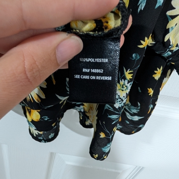 Torrid Black and Yellow Floral Georgette Cold Shoulder Blouse in Size 1 (14/16) - Picture 12 of 13